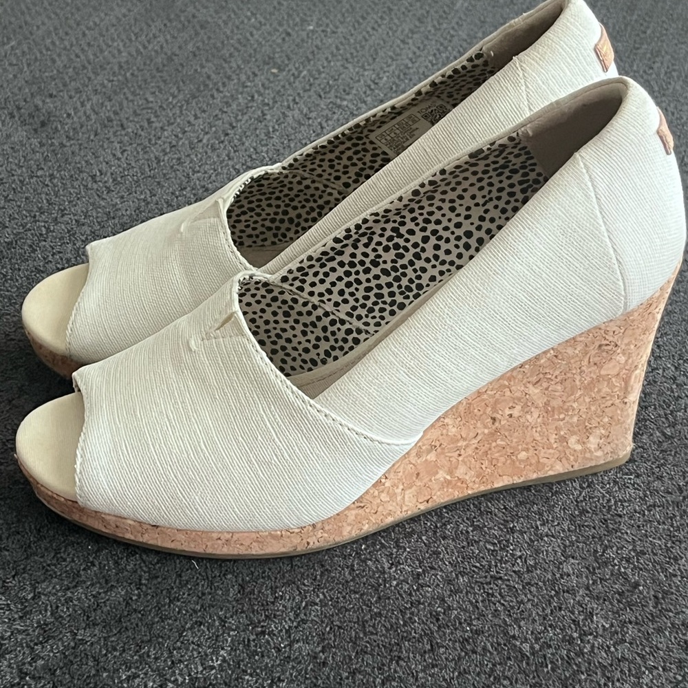Toms Women’s Michelle Peep-Toe
Espadrille Wedges in Natural, Size 8